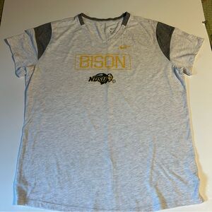 North Dakota NDSU Bison T-shirt Women’s XL Gray‎ Adult Football Nike Casual Soft